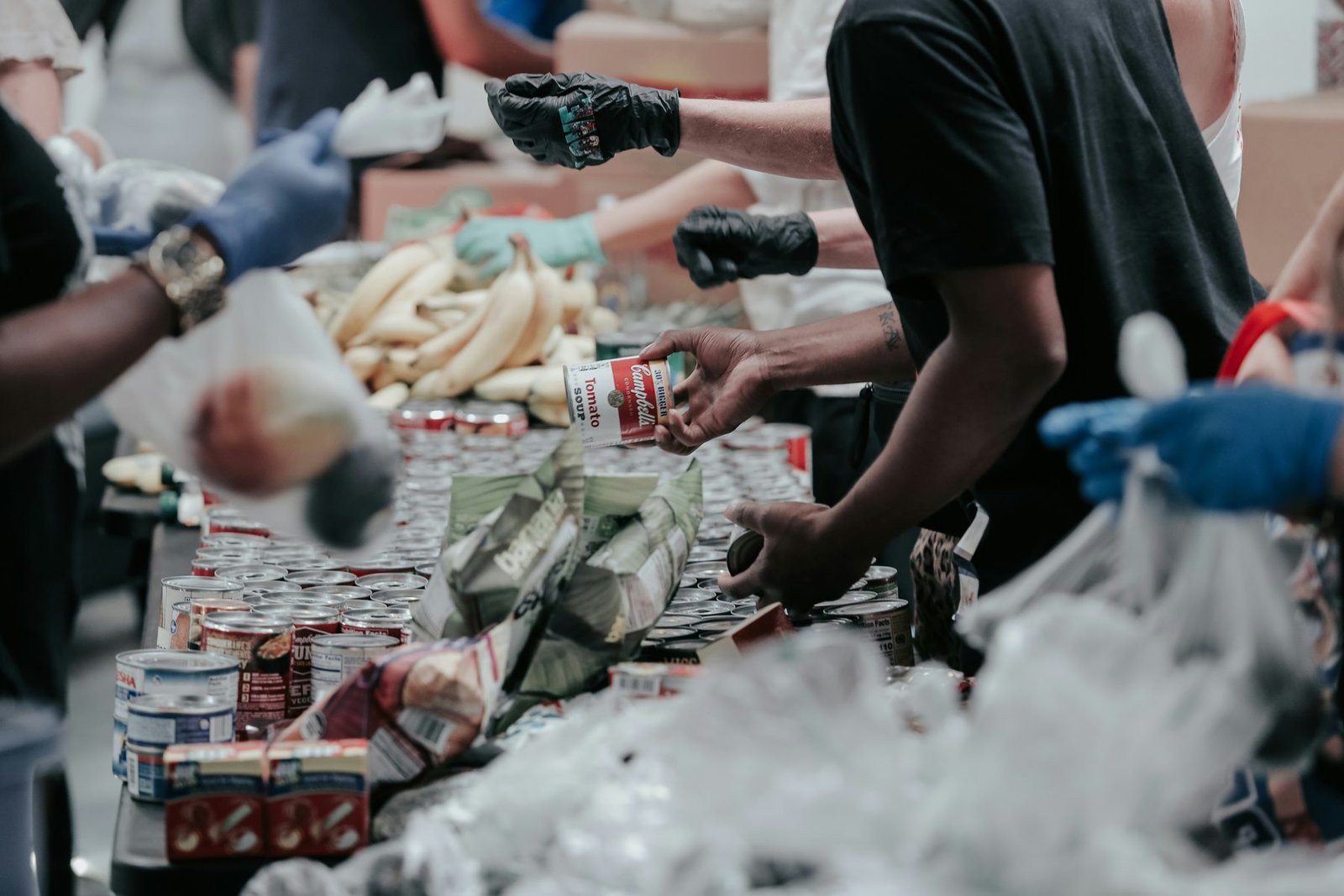 Relawan menyiapkan paket bantuan pangan